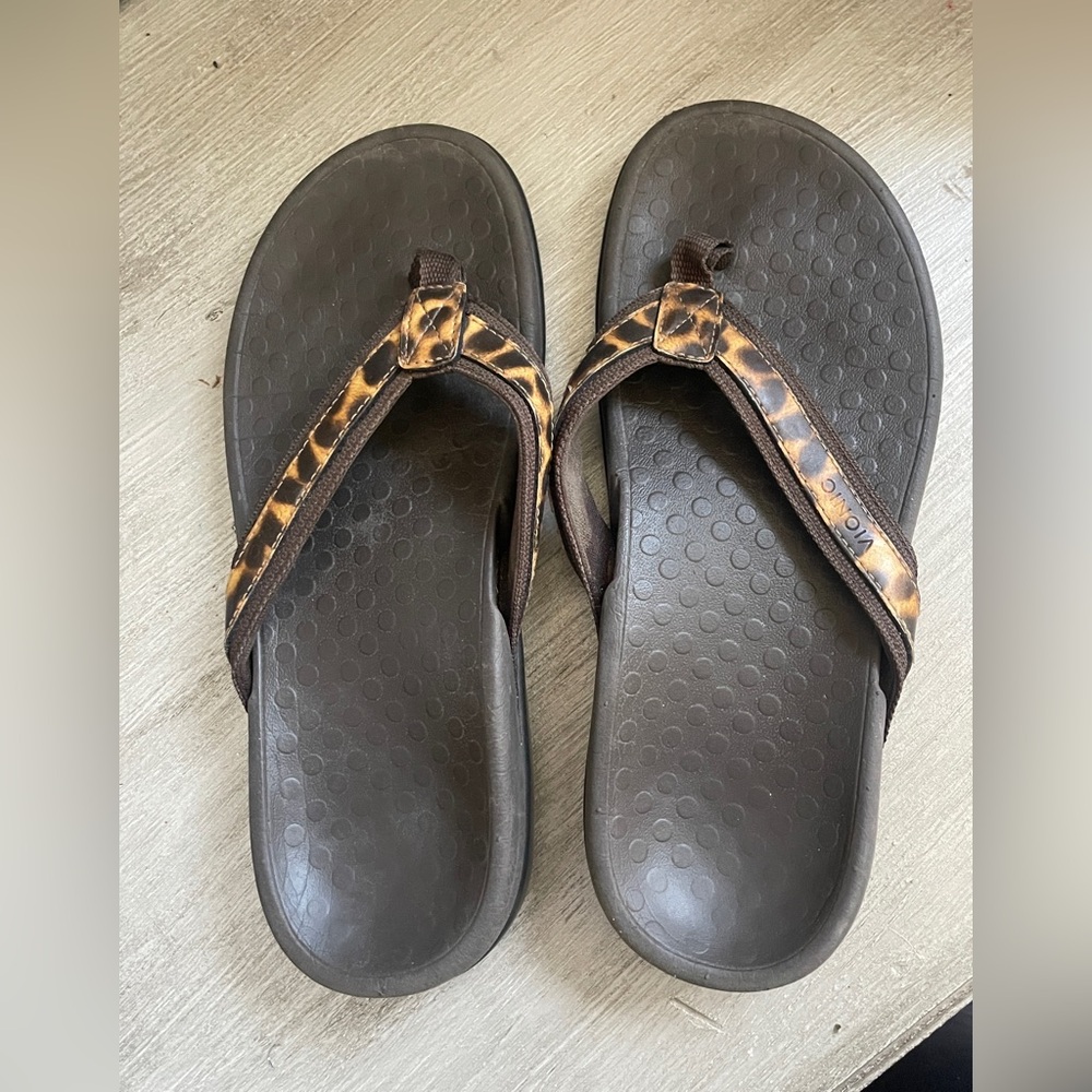 Vionic Leopard Print Flip-Flops Size 6 - image 1